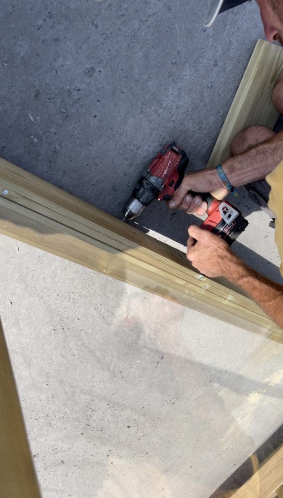 La porte est un élément clé de l'abri français. C'est elle qui donnera accès à l'intérieur. Il faut donc réaliser un montage parfait de la porte. 