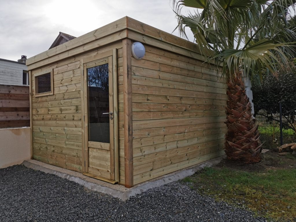 Choisir un abri de jardin en bois n’est pas toujours évident devant les nombreux modèles disponibles sur le marché. En effet, vous constatez qu’il existe de très nombreuses essences, ce qui complique votre sélection. Cependant, nous vous recommandons de miser systématiquement sur la qualité en investissant pour cela dans un abri de jardin en pin sylvestre.