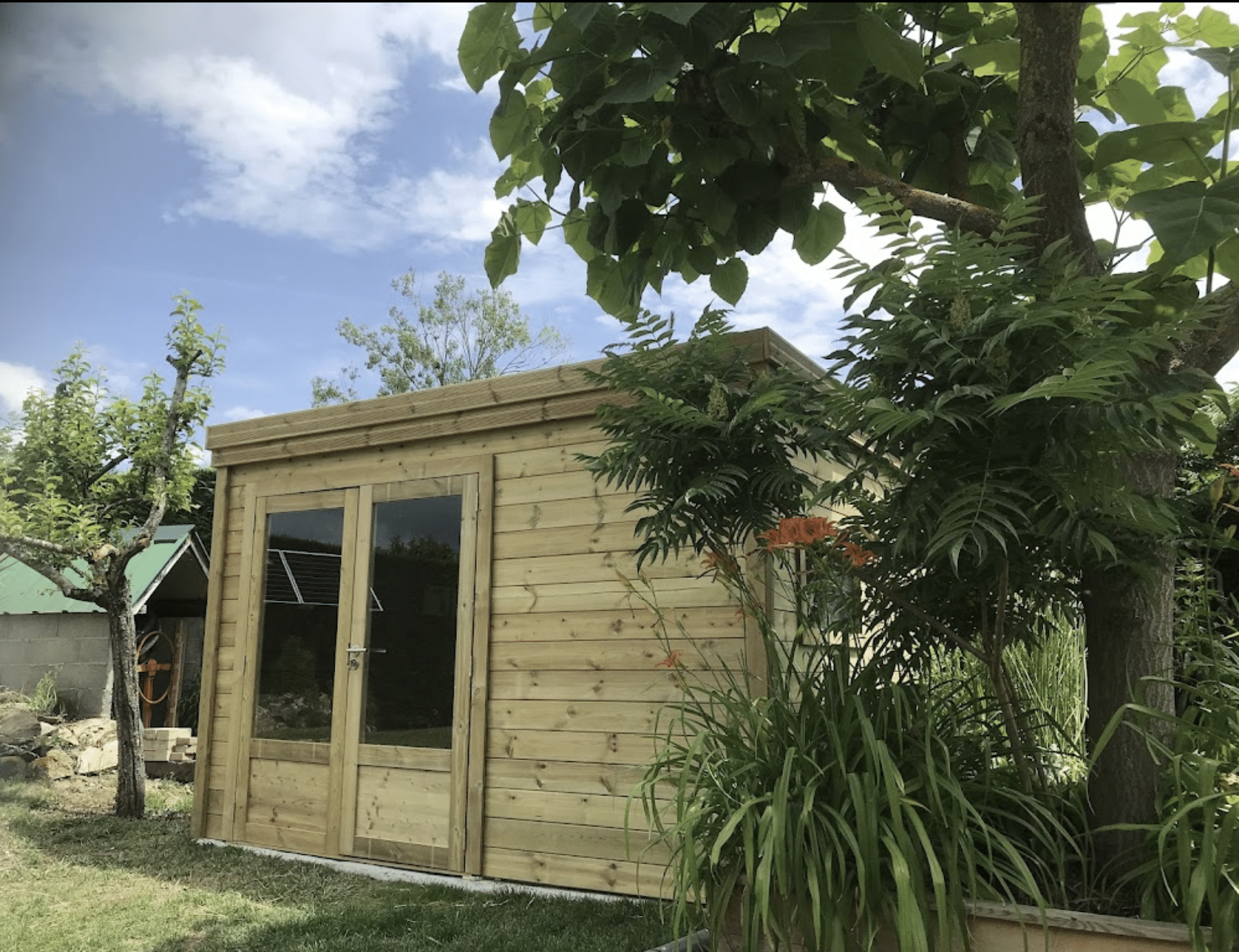 Un abri de jardin est l'ajout parfait pour compléter votre espace extérieur. Notre client a choisi un abri avec une surface de 10,4m2, il offre amplement d'espace pour répondre à ses besoins de stockage, de bricolage ou de loisirs. Doté d'une porte et d'une fenêtre, cet abri allie praticité et esthétique.