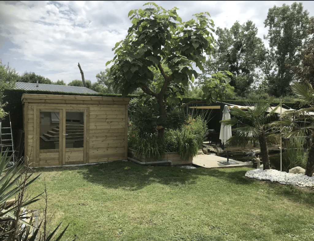 Un abri de jardin est l'ajout parfait pour compléter votre espace extérieur. Notre client a choisi un abri avec une surface de 10,4m2, il offre amplement d'espace pour répondre à ses besoins de stockage, de bricolage ou de loisirs. Doté d'une porte et d'une fenêtre, cet abri allie praticité et esthétique.
