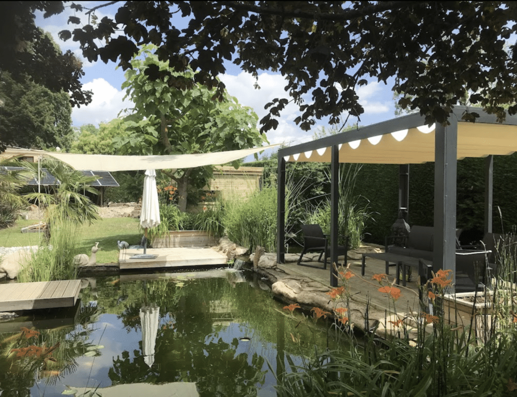 Un abri de jardin est l'ajout parfait pour compléter votre espace extérieur. Notre client a choisi un abri avec une surface de 10,4m2, il offre amplement d'espace pour répondre à ses besoins de stockage, de bricolage ou de loisirs. Doté d'une porte et d'une fenêtre, cet abri allie praticité et esthétique.