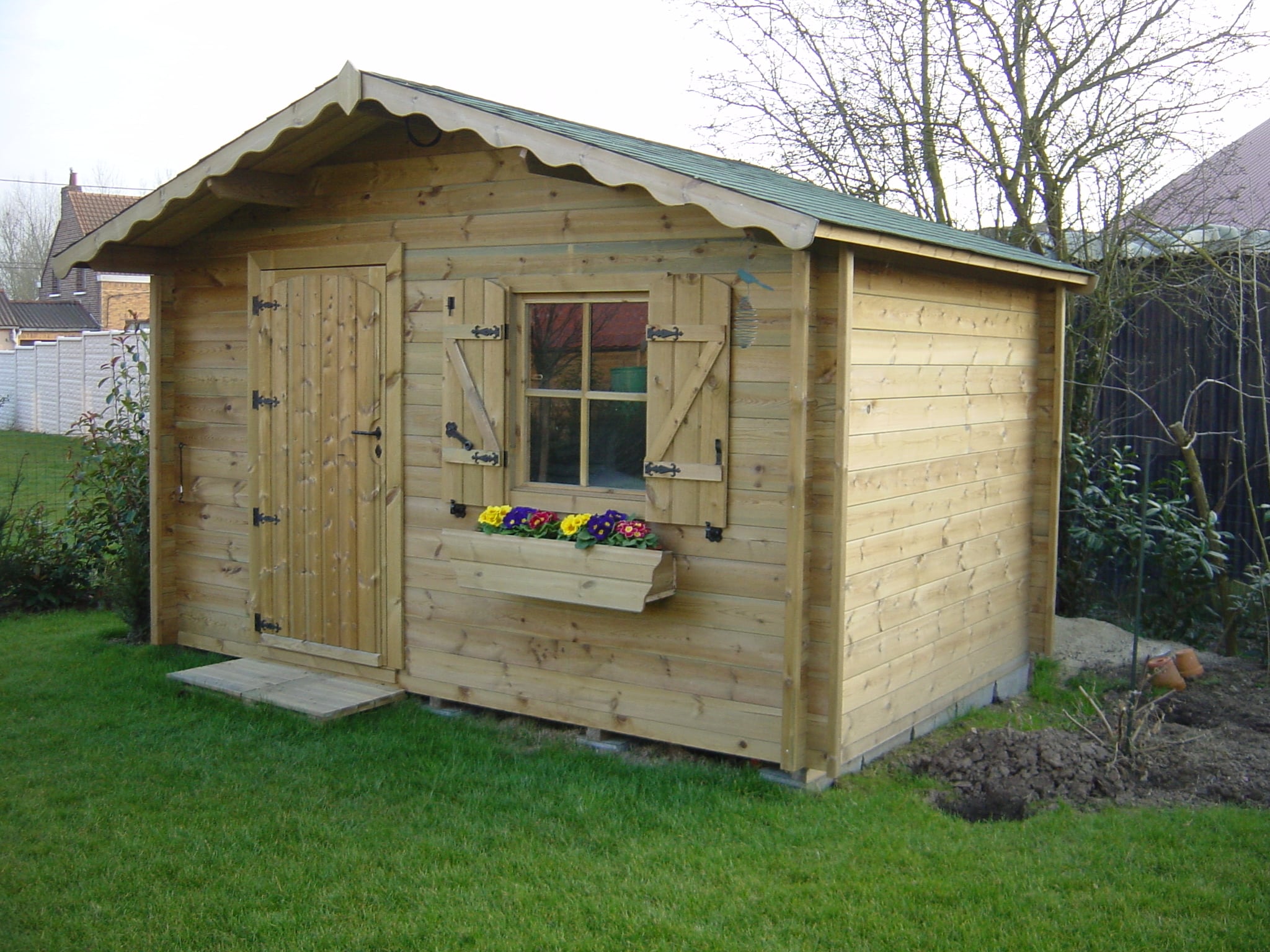 Le choix entre un toit plat et un toit en pente pour un abri de jardin en bois dépend de plusieurs facteurs importants. Voici un aperçu clair et concis des avantages de chaque option :