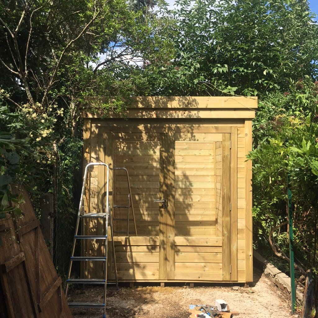 Construire son abri en kit soi-même offre de nombreux avantages.
