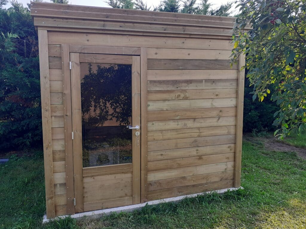Calculer la quantité de bois nécessaire pour la construction d'un abri de jardin en bois est crucial pour un projet réussi. La taille et la forme de l'abri de jardin sont des facteurs déterminants dans ce calcul. Voici comment procéder étape par étape :