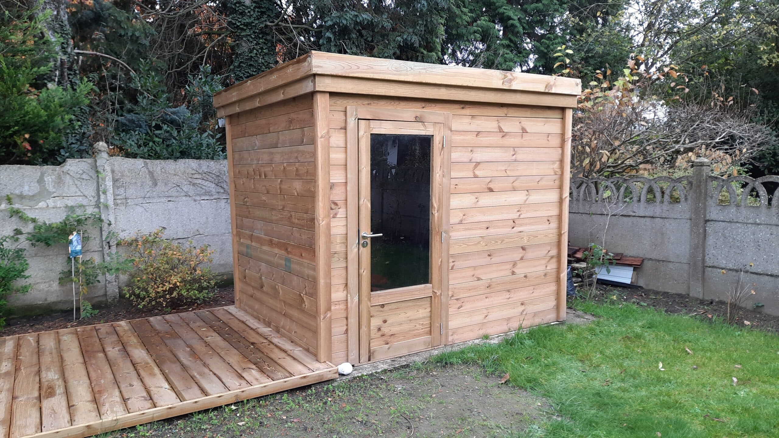Calculer la quantité de bois nécessaire pour la construction d'un abri de jardin en bois est crucial pour un projet réussi. La taille et la forme de l'abri de jardin sont des facteurs déterminants dans ce calcul. Voici comment procéder étape par étape :