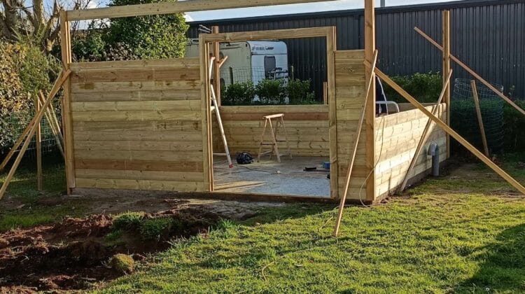 Quelles sont les étapes essentielles pour assembler soi-même un abri de jardin ?
