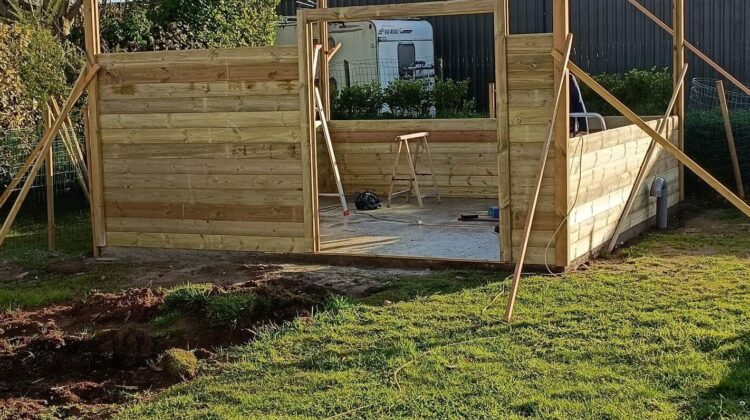 Quelles sont les étapes pour installer un abri de jardin en bois ?