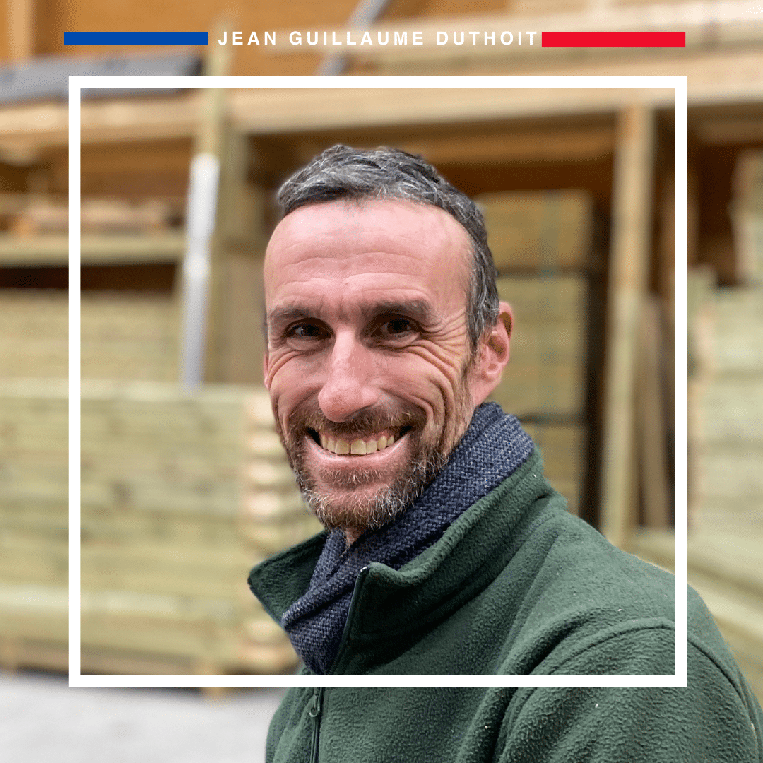Né de l'envie de rendre accessibles les abris de jardin de qualité, Abri Français a pour objectif de vendre des abris de jardin en kit à monter soi-même. Afin de réduire les coûts, certaines découpes sont à réaliser par l'acheteur. Nous proposons tout de même la possibilité d'acheter un abri de jardin prédécoupé. Le produit est entièrement réalisé avec des bois traités autoclave, une porte de qualité avec une épaisseur de 45 mm et des verres de 4mm. La couverture est en bac acier, les charnières et les poignées de porte sont en aluminium. Tous ces éléments permettent de garantir une grande durabilité pour votre abri de jardin.