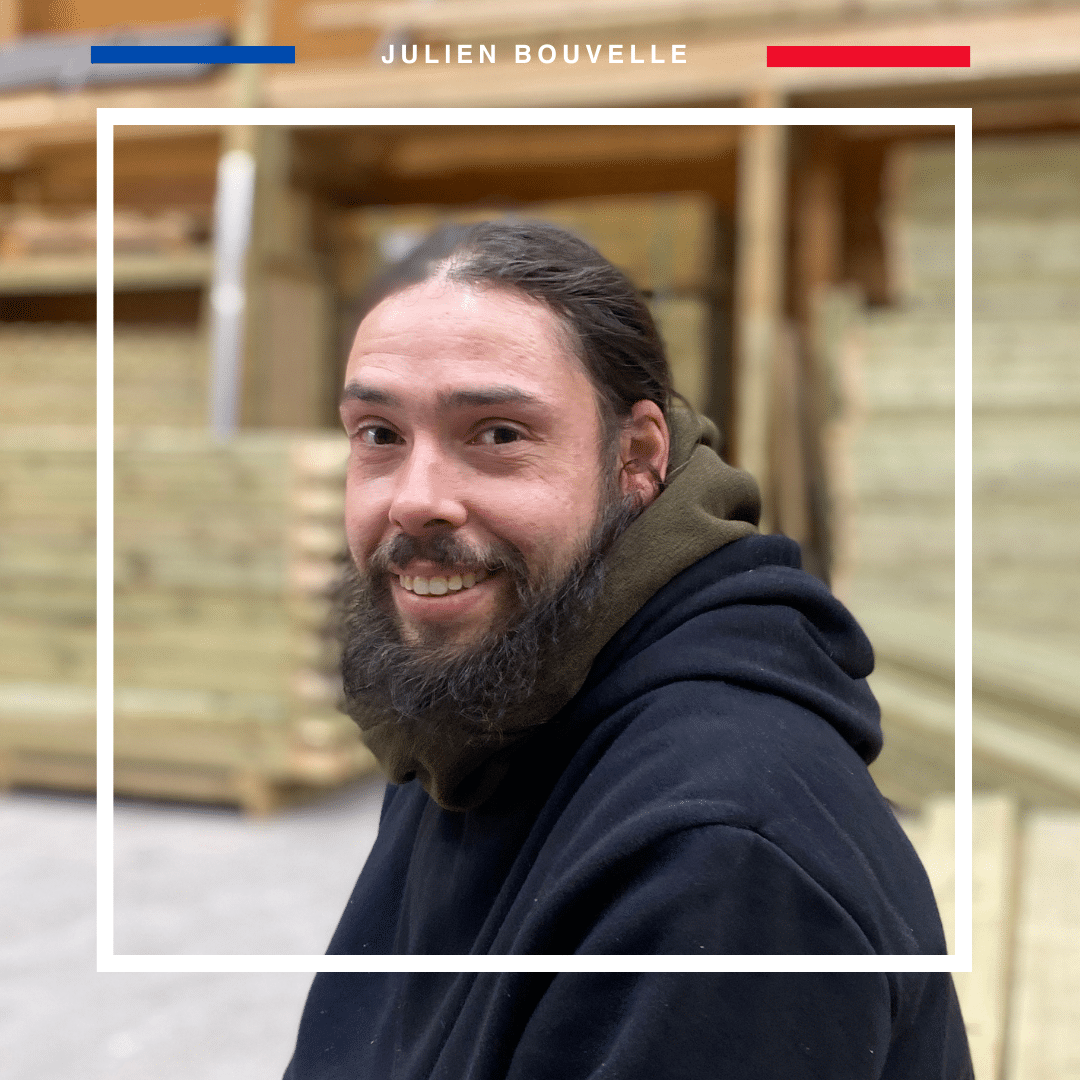 Né de l'envie de rendre accessibles les abris de jardin de qualité, Abri Français a pour objectif de vendre des abris de jardin en kit à monter soi-même. Afin de réduire les coûts, certaines découpes sont à réaliser par l'acheteur. Nous proposons tout de même la possibilité d'acheter un abri de jardin prédécoupé. Le produit est entièrement réalisé avec des bois traités autoclave, une porte de qualité avec une épaisseur de 45 mm et des verres de 4mm. La couverture est en bac acier, les charnières et les poignées de porte sont en aluminium. Tous ces éléments permettent de garantir une grande durabilité pour votre abri de jardin.