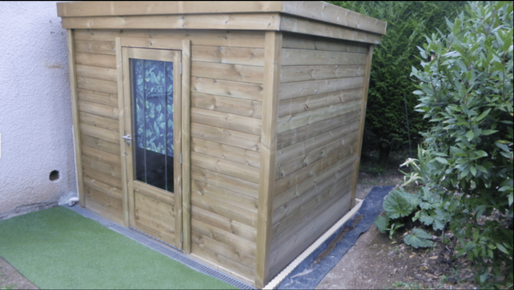 Je cherchais un abris de jardin en bois qui ne ressemble pas à un chalet, avec un toit à une seule pente et dont l'étanchéité ne soit pas assurée en papier goudronné. Je l'ai trouvé chez Abris Français.La qualité du bois est bonne ainsi que les sections d’où un ensemble solide permettant d'accrocher des objets lourds sur les parois et de gagner de la place au sol. Le toit en BacAcier résistera aux intempéries. La porte vitrée est de bonne facture mais vulnérable, j'ai fixé dernière la vitre deux barres métalliques.La livraison assurée par un transporteur équipé d'un chariot élévateur à permis la dépose de la palette devant ma porte.J'avais retenu l'option de couper moi même aux dimensions prescrites les planches situées de part et d'autre des ouvertures ainsi que des bandeaux et poutres. Heureusement je dispose d'une scie à onglet de bonne capacité, je ne me voyais pas utiliser une scie circulaire portative comme suggéré sur la notice pour faire ce travail qui demande précisions et sécurité.Le montage ne pose pas de difficultés pour un bon bricoleur bien équipé en outils. La notice mériterais d'être améliorée, mieux vaut la lire au fur et à mesure du montage, elle en deviens plus compréhensible.La découpe de la dernière tôle du toit avec une disqueuse à été pour moi une opération difficile et risquée compte tenu des étincelles et du risque d'incendie en période de sécheresse.Le respect de la dimension finie de la dalle béton est importante compte tenu du type de pose recommandée qui permet d'éviter les remontées d'humidité dans le bois en cas de pluie.Au final une belle réalisation au look moderne qui devrait résister longtemps au climat des Hauts de France.