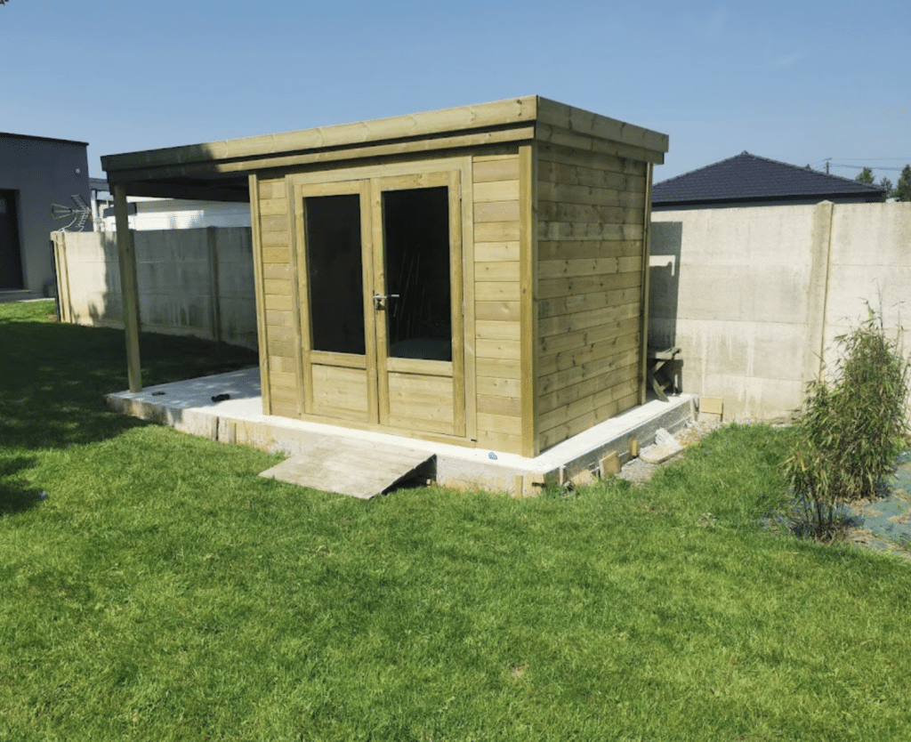 livraison parfaite avec un grand respect du matériella qualité de l abri de jardin est de très bonne qualitéJ ai pris l option prédécoupé ce qui m'a facilité le montage.quelques petites question concernant la notice de montage mais rien de grave(concernant les bandeau de toit).Et j ai un jeu important entre les 2 portes, j ai du ajouté une cale entre les 2 car impossible de fermer les portes le penné ne rentré pas dans son logement.J ai mis 1 journée pour l instalation complete DE l abri de jardin avec l aide de mes 2 fils.Encore un grand merci pour cette belle réalisation.