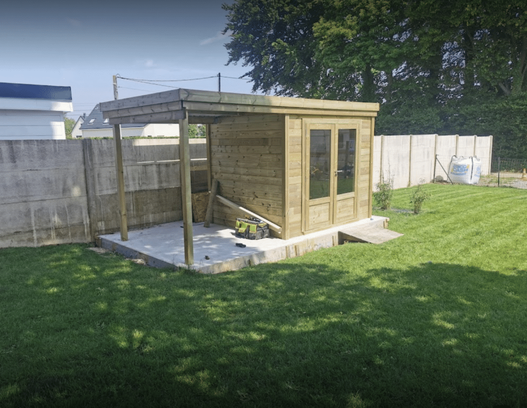 livraison parfaite avec un grand respect du matériella qualité de l abri de jardin est de très bonne qualitéJ ai pris l option prédécoupé ce qui m'a facilité le montage.quelques petites question concernant la notice de montage mais rien de grave(concernant les bandeau de toit).Et j ai un jeu important entre les 2 portes, j ai du ajouté une cale entre les 2 car impossible de fermer les portes le penné ne rentré pas dans son logement.J ai mis 1 journée pour l instalation complete DE l abri de jardin avec l aide de mes 2 fils.Encore un grand merci pour cette belle réalisation.