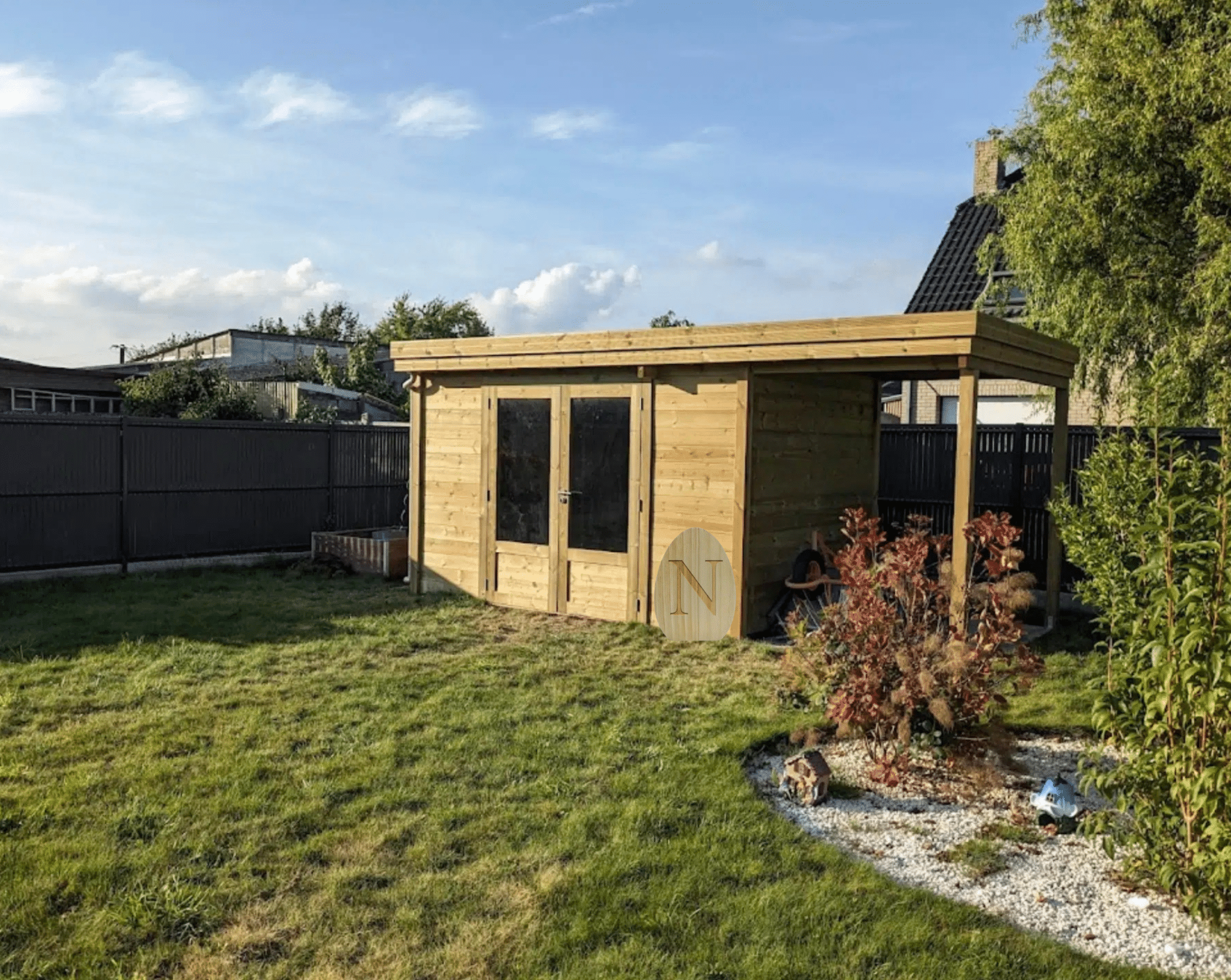 J'ai commandé un abri + extension de toit, la livraison était possible au bout d'à peine 3 semaines mais j'ai dû la décaler car j'étais en vacances ce jour-là, le transporteur à été très arrangeant, les informations se sont fait par téléphone et il n'y a eu aucun soucis pour la livraison finale. Concernant l'abri, la qualité est au rendez vous, une fois monté il semble très costaud. Toutefois j'ai eu quelques soucis avec des planches ou pannes un peu cintré notamment la panne central permettant la fixation des tôles bacacier qui était bien cintrée, peut être dû au fait que le colis soit resté plus longtemps que prévu chez le transporteur, mais dans l'ensemble la qualité du bois est au rendez vous.Nous avons préféré ne pas faire appel au sav afin de ne pas être bloqué lors du montage car on avait que quelques jours pour le faire. On a mis env 3,5 jours à 2 mais en travaillant tranquillement et sans réelle expérience dans ce domaine et surtout on devait réduire la profondeur et la longueur de l'abri pour s'aligner à la dalle existante sur le terrain et en plus installer une gouttière et descente. Concernant la notice celle ci manque parfois de clarté, il faut bien la lire dans sa totalité avant de commencer afin de bien comprendre toutes les étapes, un peu dommage que ce soit une notice d'abri ressemblant et pas une notice faite spécialement pour l'abri commandé mais bon pas de problème particulier de ce côté. Au final je suis ravi de l'abri que j'ai maintenant dans mon jardin, il est bien fini, spacieux et bien solide. Je trouve juste dommage qu'il n'y ait pas une option pour commander les gouttières et descentes EP ou au moins une notice avec cette possibilité intégrée car cela oblige à faire quelques ajustements pour fixer la gouttière, quelques réglages supplémentaires possibles au niveau des charnières de porte auraient été appréciés également. Merci