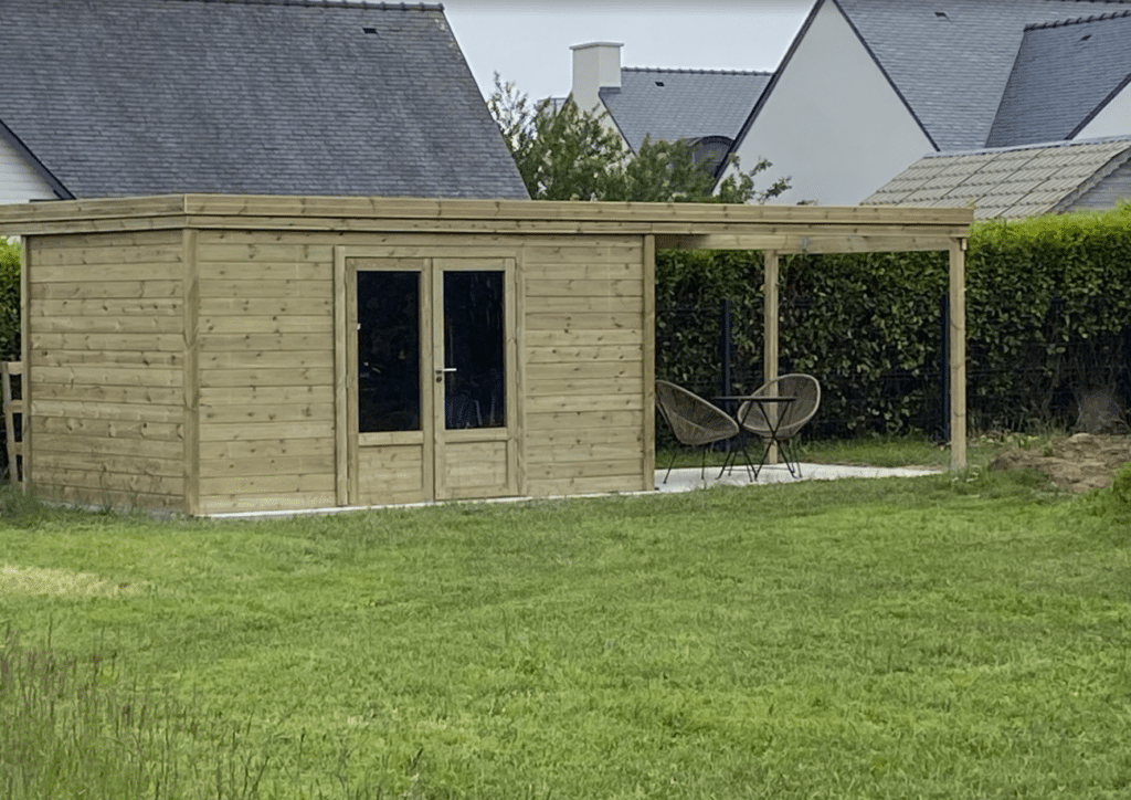 Ajouter une extension permet de transformer un simple espace de stockage en une zone polyvalente et fonctionnelle. Que ce soit pour aménager un bureau, un atelier ou un coin détente, cette amélioration offre de nombreuses possibilités. Ainsi, voici les principaux bénéfices à considérer :