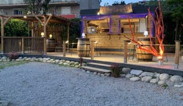 Puis-je installer un abri de jardin sur une terrasse existante?