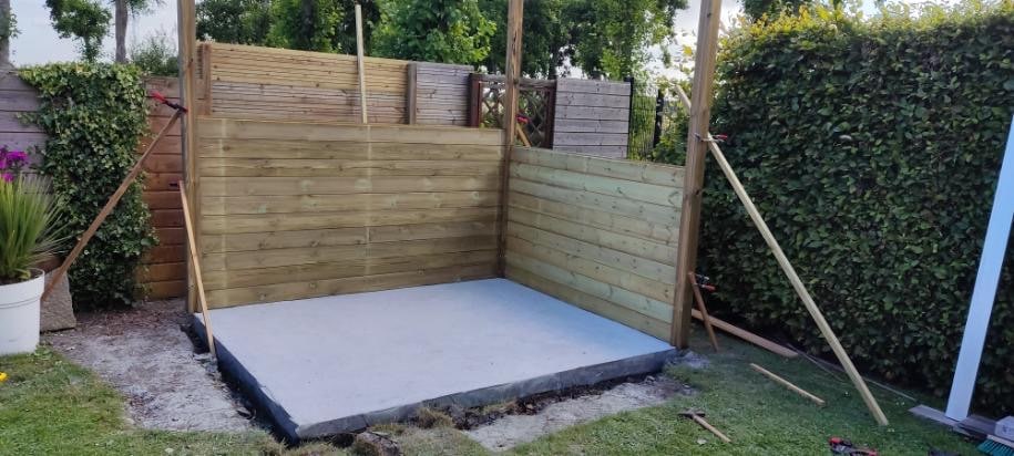 L’humidité est l’ennemi numéro un d’un abri de jardin en bois. Si elle n’est pas contrôlée, elle peut favoriser l’apparition de moisissure, détériorer la structure en bois et réduire la durée de vie de votre abri. Heureusement, il existe des solutions simples et efficaces pour prévenir ces désagréments et maintenir un espace sec et sain. Découvrez nos conseils pour gérer l’humidité dans un abri de jardin en bois.
