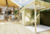 abri de jardin en bois avec extension de toit, chaleur, soleil et été