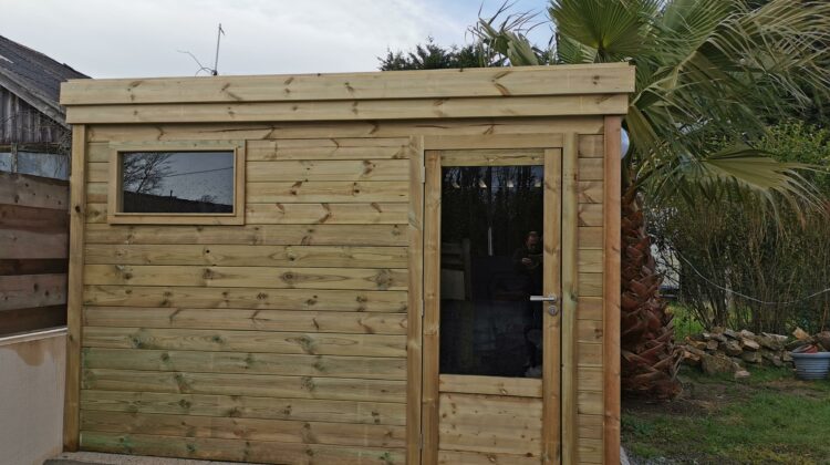 Intégrer un abri de jardin dans un petit espace extérieur