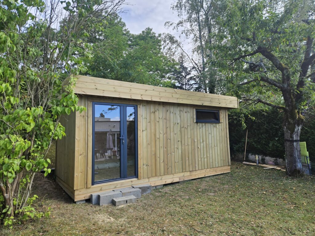 Nos garages bois sont conçus sur mesure pour répondre à vos besoins spécifiques : dimensions, type de toiture, bardage, fermetures, finitions…Chaque configuration s’adapte à votre terrain et à vos usages, qu’il s’agisse d’un simple abri pour véhicule, d’un garage double ou d’un espace de rangement sécurisé.