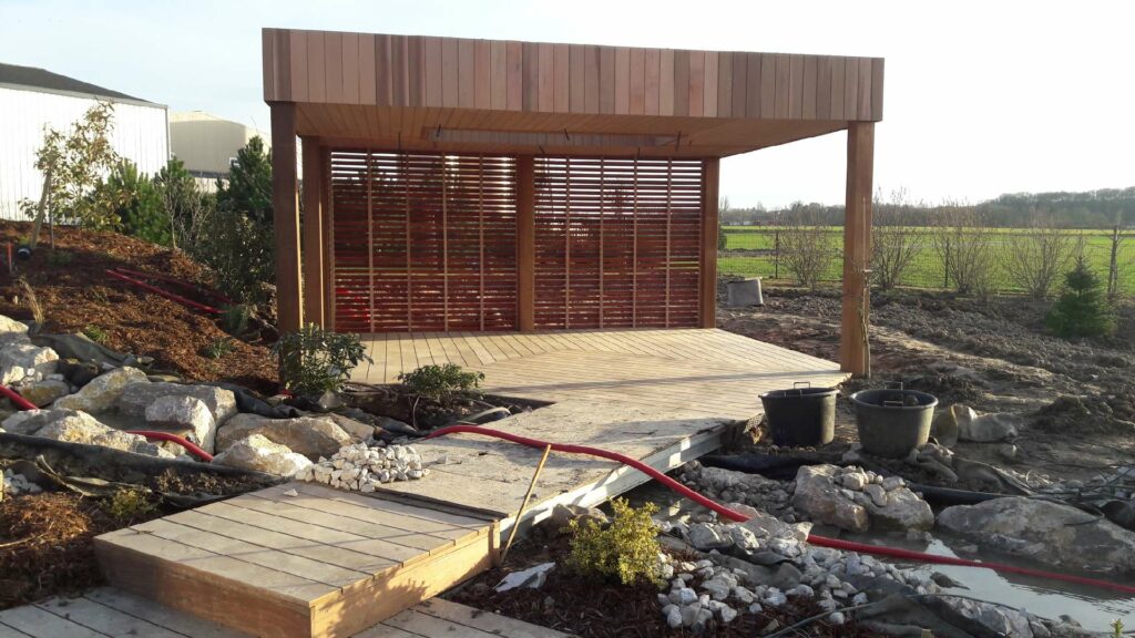Nos garages bois sont conçus sur mesure pour répondre à vos besoins spécifiques : dimensions, type de toiture, bardage, fermetures, finitions…Chaque configuration s’adapte à votre terrain et à vos usages, qu’il s’agisse d’un simple abri pour véhicule, d’un garage double ou d’un espace de rangement sécurisé.