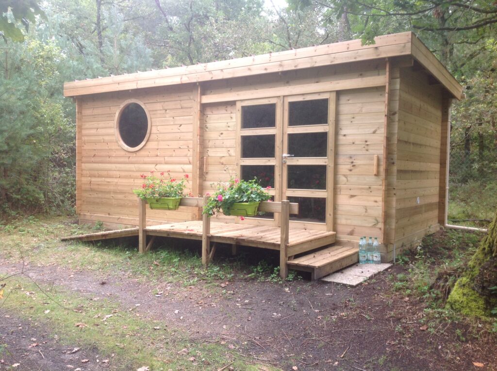 Nos garages bois sont conçus sur mesure pour répondre à vos besoins spécifiques : dimensions, type de toiture, bardage, fermetures, finitions…Chaque configuration s’adapte à votre terrain et à vos usages, qu’il s’agisse d’un simple abri pour véhicule, d’un garage double ou d’un espace de rangement sécurisé.